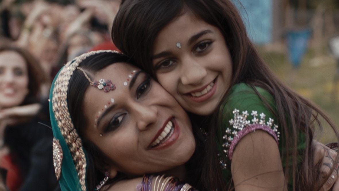 'Babylon Sisters' e le attrici Amber Dutta e Nav Ghotra