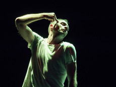 RANDOM TITLE GOES HERE - SELACHIMORPHA (02)
Compagnia STALKer / Daniele Albanese
residenza coreografica Lavanderia a Vapore di Collegno
con
Daniele Albanese - direzione e danza
Virginia Canali - assistente e danza
Marta Ciappina - danza
Patrizia Mattioli - musica
Yannick de Sousa Mendes - luci
Giulio Petrucci - danza
Andrea Macchia - foto